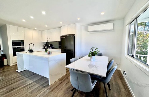 Labrador House | Modern home, outdoor dining and BBQ, 2min to beach, central to major theme parks