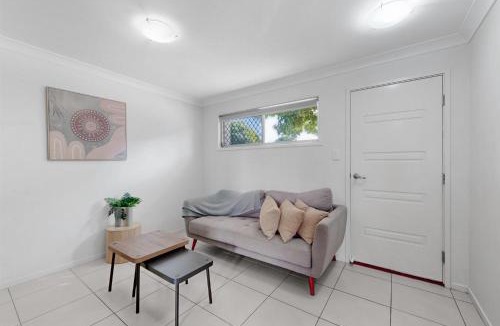 Mango Hill House | Modern Homely Townhouse with Pool Access & Free WIFI