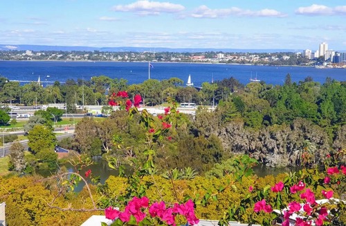 Brabham House | Modern King Suite Swan Valley