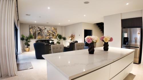 Craigieburn Villa | Modern Luxury Estate, 4 Ensuite Rooms, Comfy, Convenient, Secure and Close to the Airport!