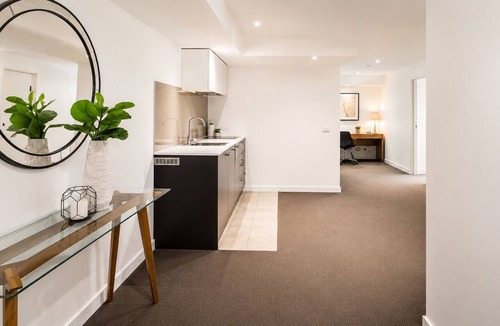 Melbourne Apartment | Modern Luxury Spacious 1BR 70m² Melbourne Stay|St Kilda Rd|Parking|Workspace|Gym