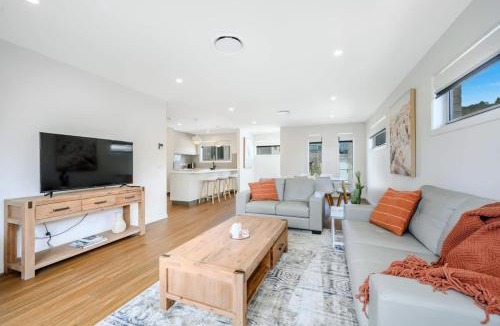 Warrane Villa | Modern New Villa 8-Walk to shops-10min Airport-CBD
