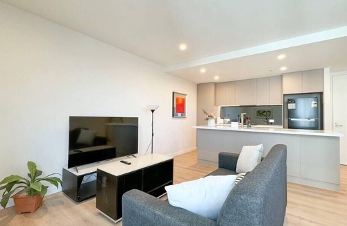 Phillip Apartment | Modern One-bedroom in Phillip with Parking