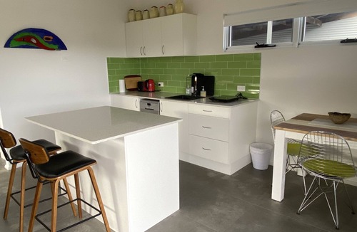 Narrawallee Apartment | Modern Self Contained Studio at Narrawallee Beach