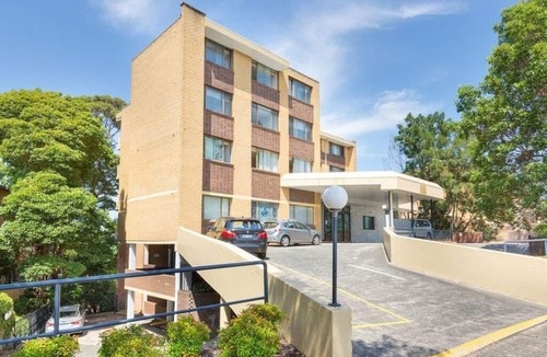 Greenwich Apartment | Modern Studio Apartment with Parking & Resort-Style Pool