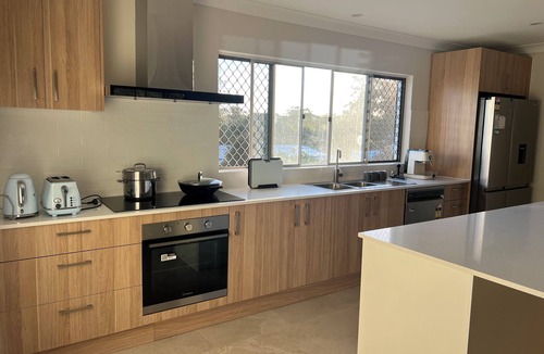Capalaba House | Modern Sunlit Home | Spacious & Stylish Stay!