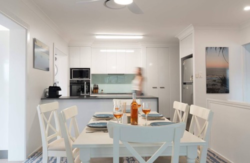 Moffat Beach Apartment | Moffat Beach Coastal Contemporary Unit A