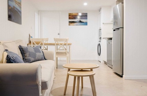 Moffat Beach Apartment | Moffat Beach Coastal Contemporary Unit B