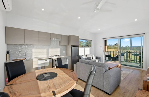 Lovedale House | Molly Morgan Vineyard Lovedale Breakaway Villas . Sleeps Up to 6