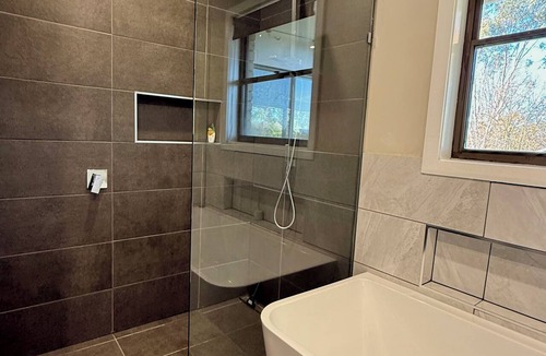 Mansfield House | Monkey Gully Retreat 2 minutes from town and 45 mins from Mount buller