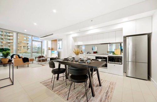 Surry Hills Apartment | Moody Luxe Designer 2BR Dark Oak Surry Hills