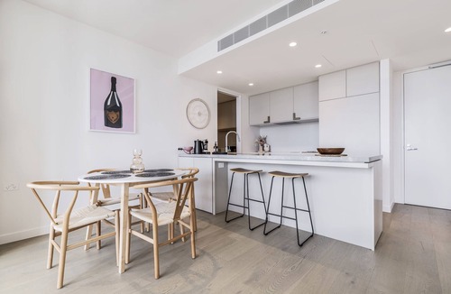 Moonee Ponds Apartment | Moonee Valley Park with parking