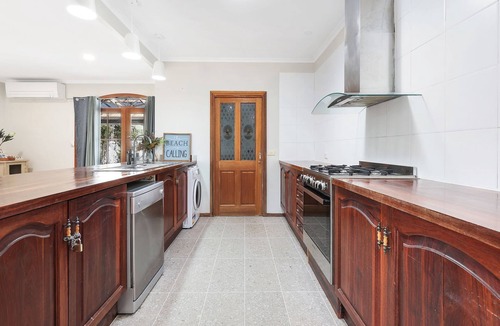 Warrnambool House | Morrissey Cottage - Stones throw to the main town Centre