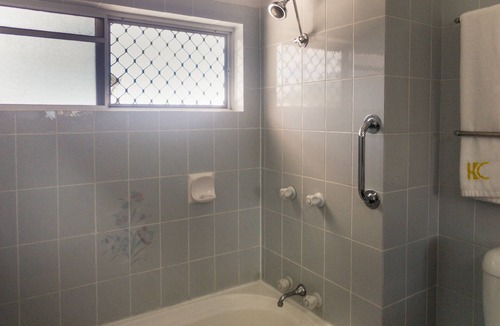 Woree Resort | Motel room with bath