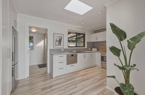Mount Nelson House | Mount Nelson Lookout - 2 Bed House & Swimming Pool
