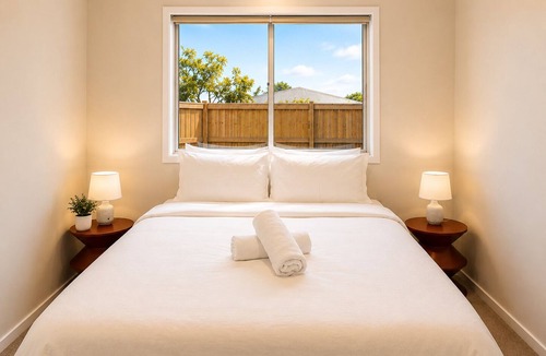 Morayfield Hotel | Mountain Breeze Retreat - Brand New 4BR Home