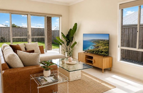 Morayfield House | Mountain Breeze Retreat - Brand New 4BR Home - Holiday Home