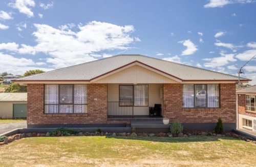 Deloraine House | Mountain Explorer - 2BR Farmland View Retreat