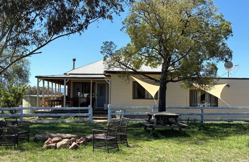 Bogee House | Mountain-view farmhouse farmstay on the Capertee Valley Bird Trail
