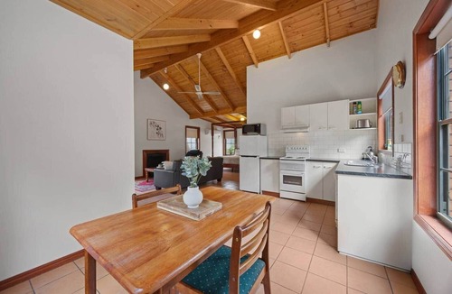 Halls Gap House | Mountainside Villa Four – Boroka
