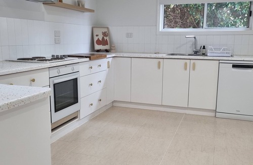 Ararat House | Myrtle Cottage. Revamped 1900's Miners Cottage. Close to Ararat town centre.