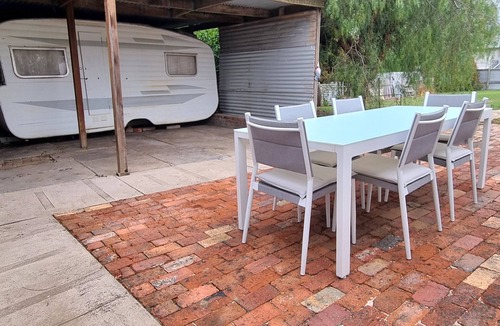 Ararat House | Myrtle Cottage. Revamped 1900's Miners Cottage. Close to Ararat town centre.