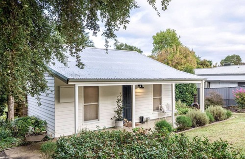 Myrtleford House | Myrtle Creek Cottage