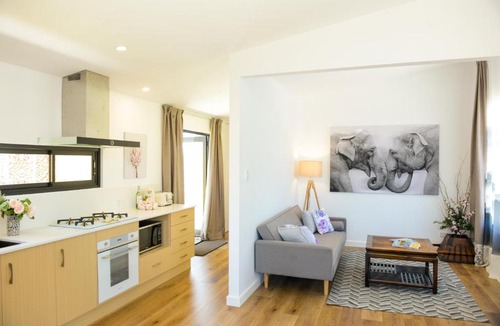Kangaroo Valley House | Myrtle Tree Lodge Trunks - stand alone lodge in the Heart of village