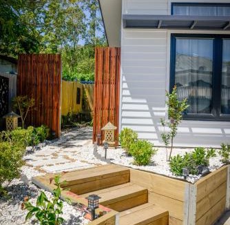 Kangaroo Valley House | Myrtle Tree Lodge Trunks - stand alone lodge in the Heart of village