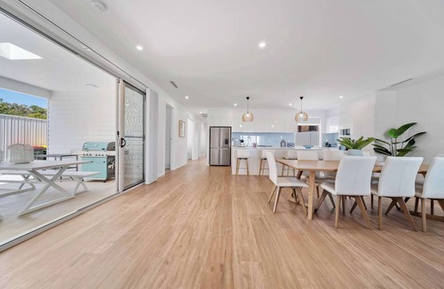 Vincentia House | Myuna - beachfront pet-friendly