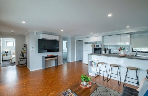 Dubbo Apartment | Naman. Balcony & Garage. South Dubbo