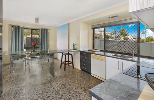 Mooloolaba House | NAROO7- PRIME MOOLOOLABA LOCATION