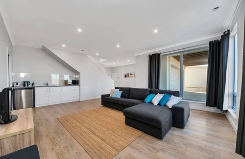 Middleton House | Nauticus Beachfront Luxury House w/Stunning Views