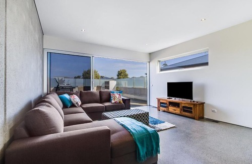 Safety Beach House | Nautilus 1 Luxury Retreat - Modern beachfront townhouse, WiFi, water views
