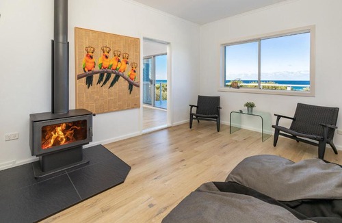 Blueys Beach House | Nautilus At Blueys . Beachfront