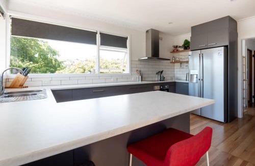 Kings Meadows House | Near the CBD Perfect for Large Groups & Parking