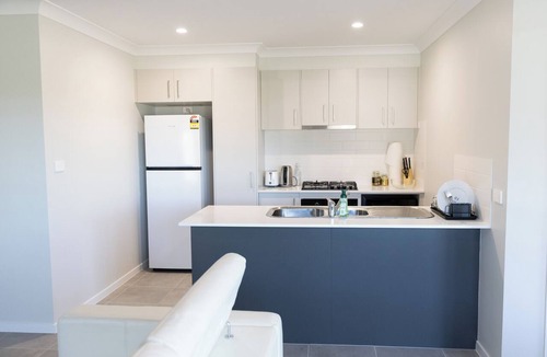 Armidale House | Near UNE | 4BR Home | BBQ, Outdoor Dining & Cinema