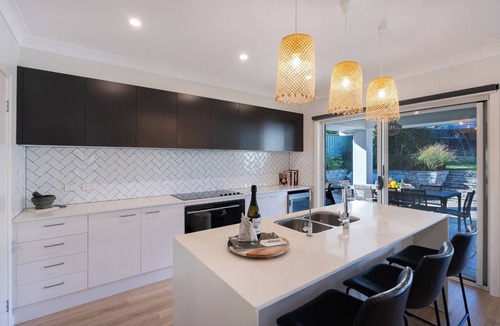 Wrights Beach House | Nest: Sunset skies & family fun. Stunning family home, pets welcome, pizza oven