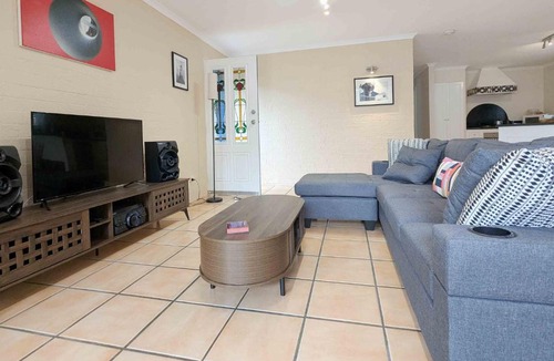 New Farm House | New Farm Escape Three Bedroom Home Free Parking