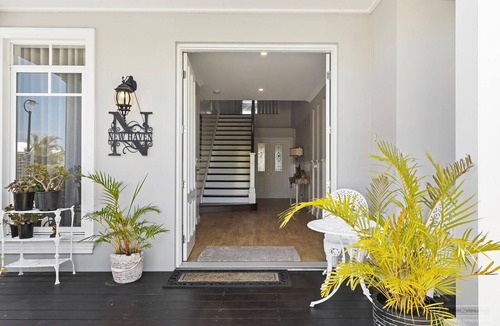Banksia Beach House | New Haven - Eiffel Tower Suite