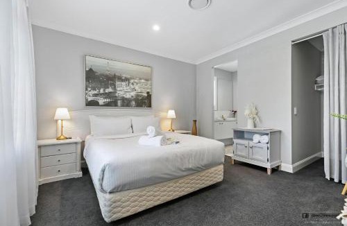 Banksia Beach House | New Haven - Eiffel Tower Suite