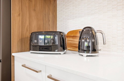 Victoria Park House | New Luxe Retreat in a Prime Location. Step Free.