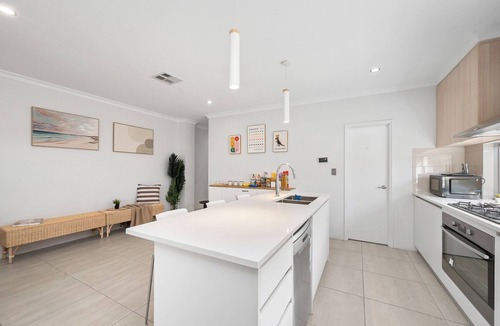 Piara Waters House | NEW! Modern 4BR Family Stay near Parks & Shops