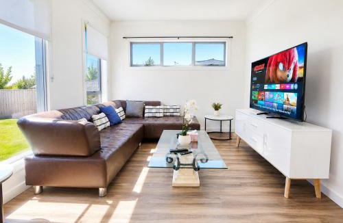 Austral House | New, Spacious and Cozy Home at Austral