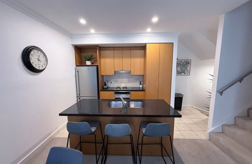 Newcastle House | Newcastle Wharfside Retreat - Newcastle city, harbour & beaches - free parking