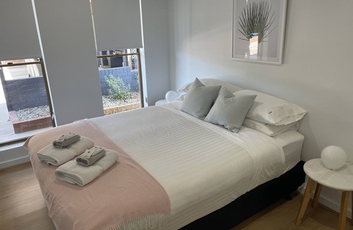 Yarrawonga House | Newly Renovated 4 bedroom, 3 bathroom House with Pool. Walk Everywhere