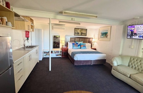 Coffs Harbour Apartment | No.2 Entire Beach Side apartment Ocean views too - With King Bed & Kitchenette