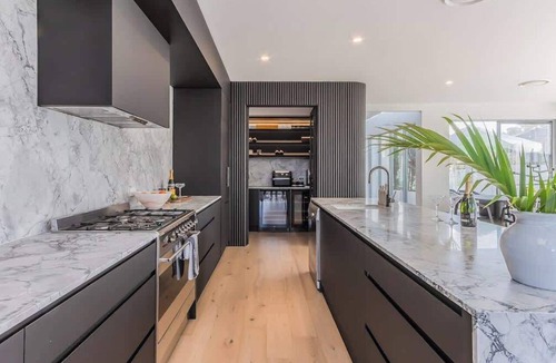 Kingscliff House | Noir