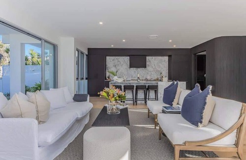 Kingscliff House | Noir
