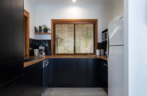Weyba Downs Cottage | Noosa Deluxe Cottage (1 bdrm) - lakefront retreat. Double spa and wood fire
